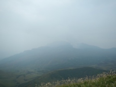 Le cratère en activité de loin...et dans le brouillard
